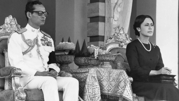 Bhumibol Adulyadej der Grosse (Rama IX.) war vom 9. Juni 1946 bis zu seinem Tod König von Thailand. Damit war er das damals am längsten amtierende Staatsoberhaupt der Welt und der am längsten amtierende Monarch Thailands. Das Bild zeigt ihn mit Königin Sirikit im Jahr 1977.