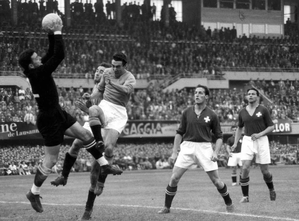 Der Schweizer Torhüter Eugène Parlier pflückt sich unter den Augen seiner Verteidiger Wilhelm Kernen (Mitte) und Roger Bocquet den Ball von den anstürmenden Italienern. (Foto: Keystone: Photopress-Archiv/Str)

