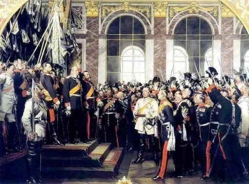 Im Spiegelsaal in Versailles proklamiert Otto von Bismarck das „Deutsche Kaiserreich“. Das Reich besteht aus vielen teilsouveränen Staaten, deren Einwohner zum Teil eine eigene Staatsbürgerschaft haben. Kaiser wird der frühere preussische König Wilhelm I. (1871 – 1888). (Bild: Anton von Werner, dritte Fassung, Friedrichsruh, Bismarck-Museum)