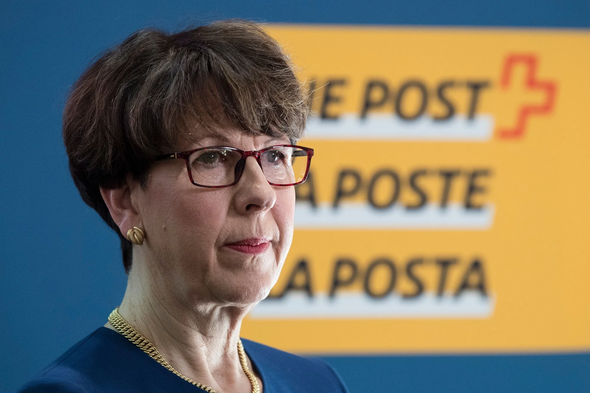 Susanne Ruoff, Konzernleiterin der Schweizer Post, tritt zurück. Sie übernimmt die Verantwortung für die Postauto-Affäre, die im Frühjahr aufflog. Um an Subventionen in Millionenhöhe zu gelangen hat Postauto Schweiz jahrelang ihre Gewinne kleingeschrieben. So wurden rund hundert Millionen Franken ertrogen. Post-Präsident Urs Schwaller zeigt sich erschüttert, mit welcher Energie Postauto Gewinne versteckt hat und wie die Kontrollmechanismen des Konzerns versagt haben. Auch Susanne Ruoff ist geschockt, als s…