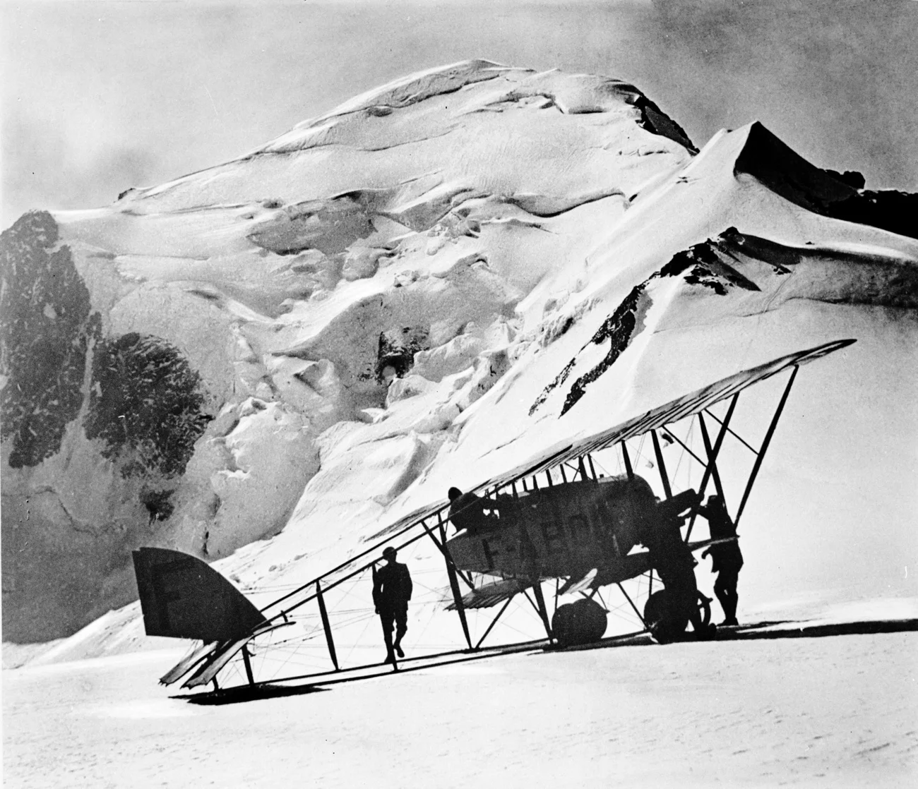 Der Genfer Luftfahrtpionier François Durafour landes als Erster mit einem Caudron-G.3-Doppeldecker unversehrt auf dem 4304 Meter hohen Dôme du Goûter im Montblanc-Massiv zwischen Hochsavoyen und dem Aostatal – dem dritthöchsten Berg in den französischen Alpen. Durafour wird 1888 in Eaux-Vives (heute ein Genfer Stadtquartier) geboren. 1910 erwirbt er sein Pilotenbrevet und geht 1912 nach Mittel- und Nordamerika. In Guatemala unternimmt er erste Flüge und fliegt von Guatemala-City nach San Salvador. Bei New …