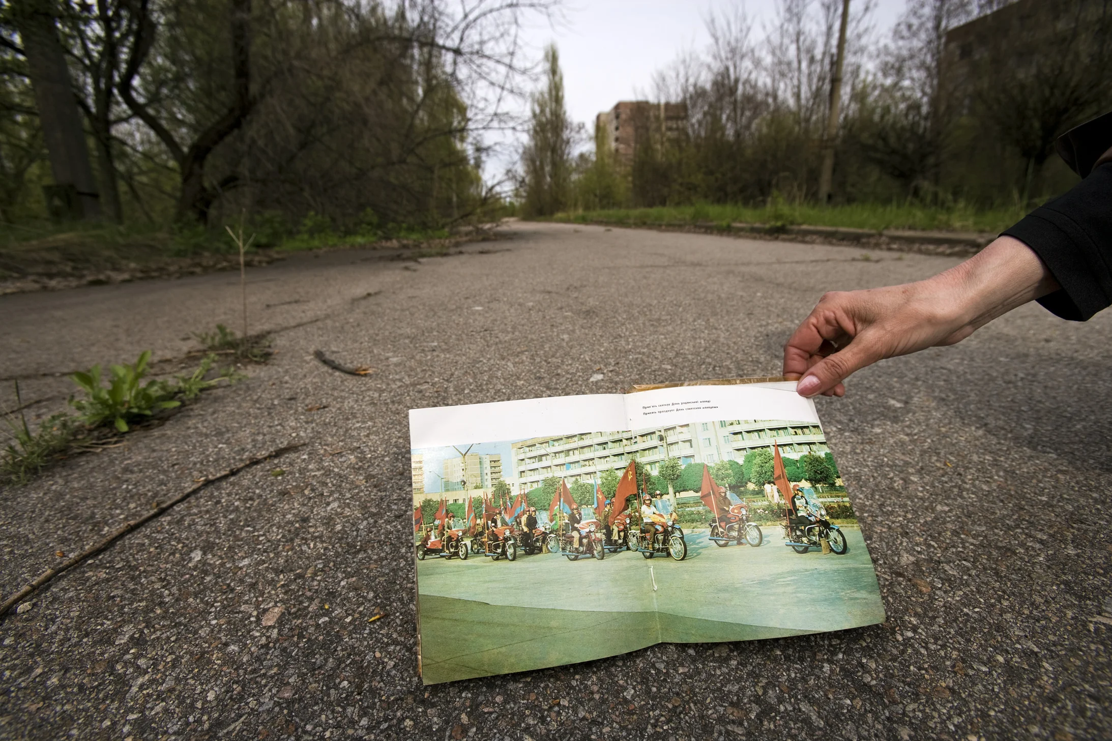 Prypjat, Ukraine, 2005. Ein Foto der gleichen Strasse aus glücklichen Tagen. © Gerd Ludwig/Edition Lammerhuber