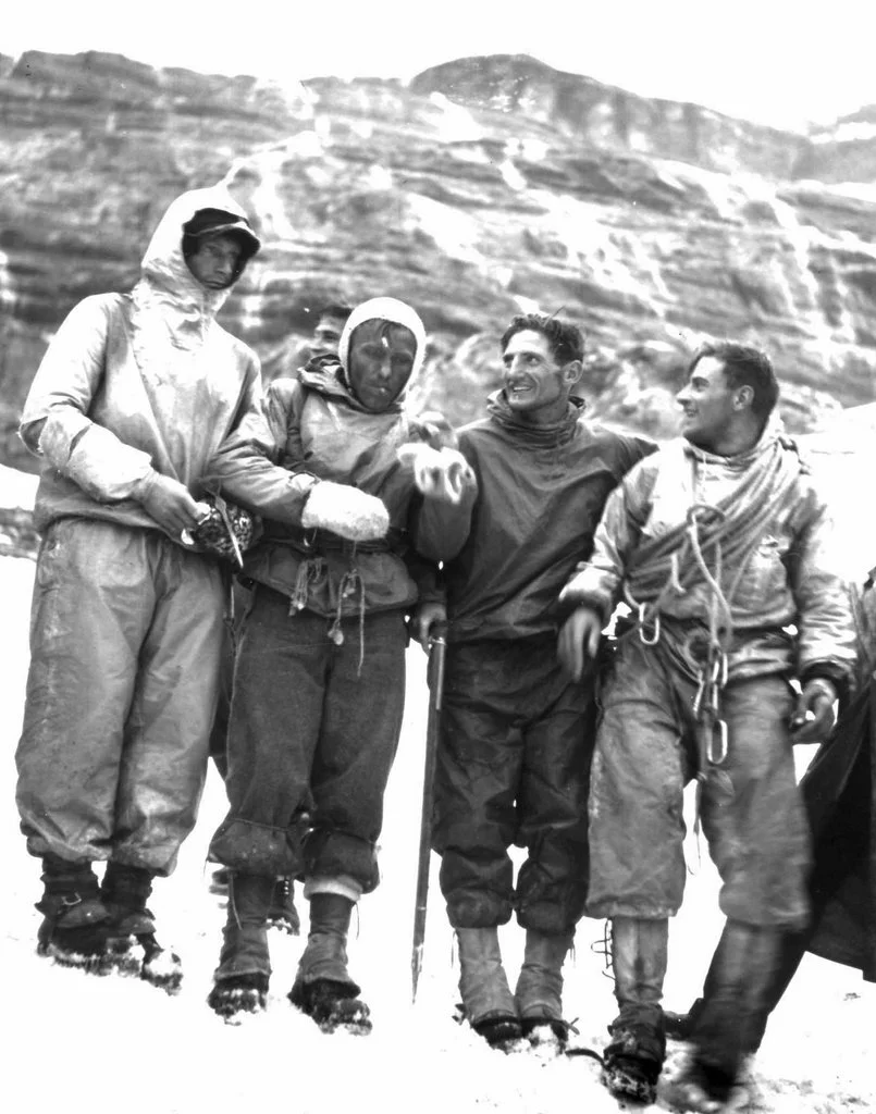 24. Juli 1938: Erstbesteigung der Eigernordwand: Von links: der Österreicher Heinrich Harrer, die Deutschen Ludwig Vörg und Anderl Heckmaier und der Österreicher Fritz Kasparek. Die Vier erreichten um halb vier Uhr früh den Gipfel des Eigers. Die Deutschen und die Österreicher waren teils getrennt geklettert, schlossen sich dann aber zusammen. Die Nazis feiern den Durchstieg als Erfolg der arischen Rasse. (Foto: Keystone/Photopress-Archiv/Str)