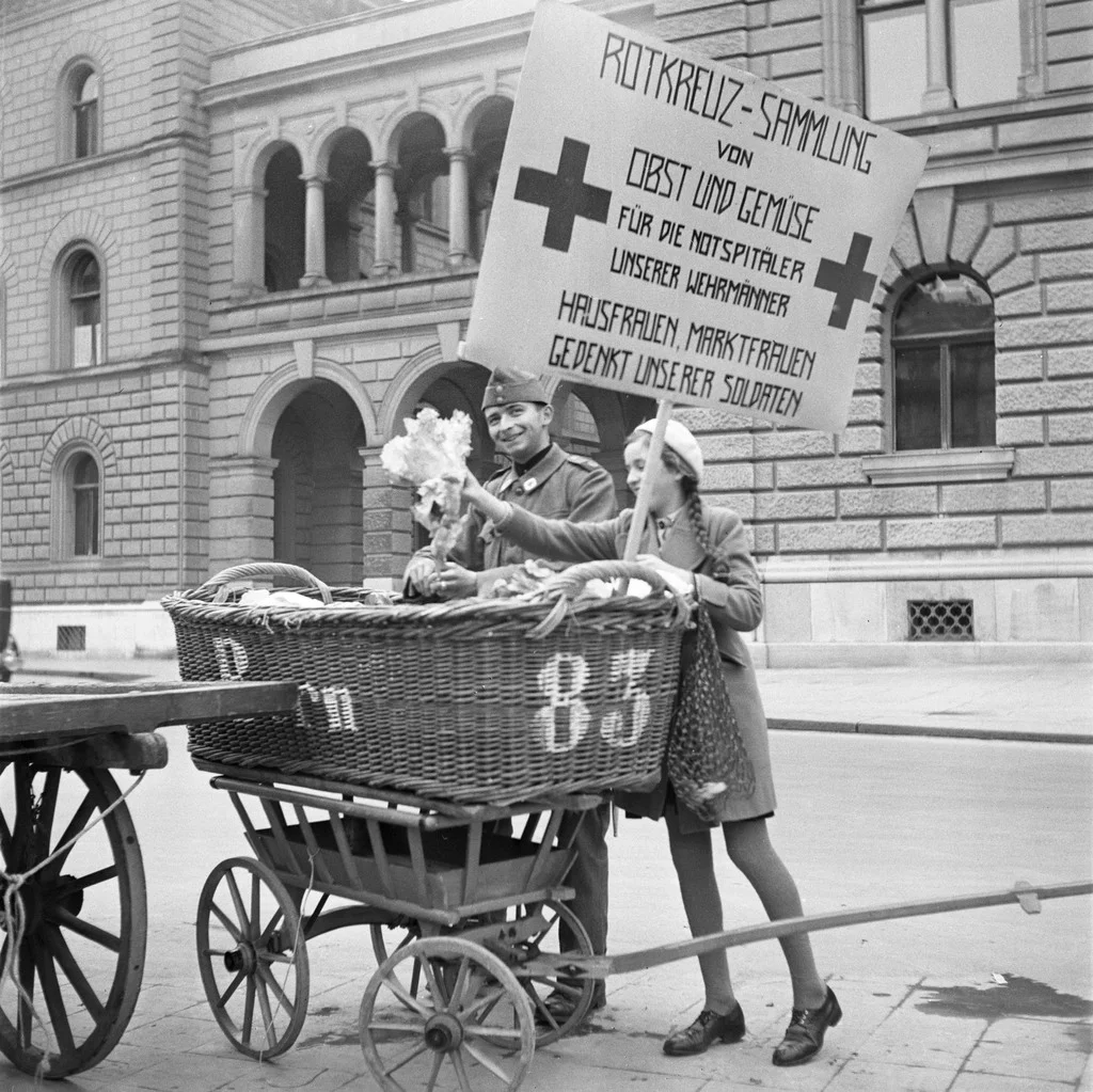 Initianten sind Bundesrat Jakob Dubs und die Genfer IKRK-Mitglieder Gustave Moynier und Guillaume-Henri Dufour. Die Organisation nennt sich zunächst „Hülfsverein für schweizerische Wehrmänner und deren Familien". Das Bild aus dem Jahr 1939 zeigt eine vom Roten Kreuz organisierte Gemüsesammlung auf dem Berner Bundesplatz. (Foto: Keystone/Photopress-Archiv/Walter Henggeler)