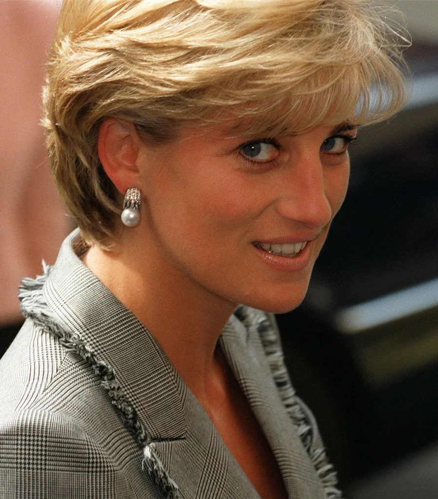 30. August/31. August 1997: Princess Diana und ihr Begleiter Dodi Al-Fayed speisen im Pariser Hotel Ritz. Kurz nach Mitternacht krachen sie - gesteuert von Henri Paul - in den Pfeiler Nummer 13 in der Pariser Alma-Unterführung. Dodi Al-Fayed und Henri Paul sind sofort tot. Diana stirbt einige Stunden später. Im Bild: Diana in London am 22. April 1997. (Foto: Keystone/AP/Adrian Dennis)