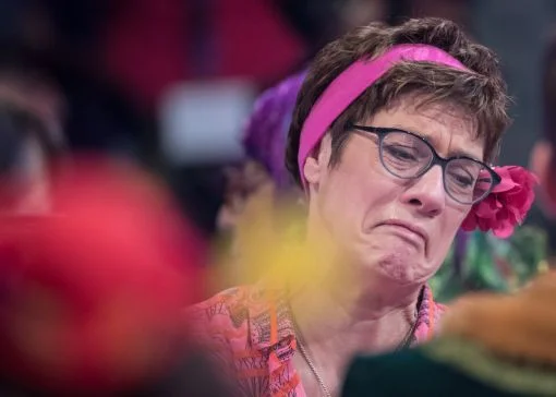 „Putzfrau Gretl“ will saubermachen. Als „Gretl“ tritt Annegret Kramp-Karrenbauer zum achten Mal bei der „Saarländischen Narrenschau“ auf und demonstriert damit Volksverbundenheit. Die neue CDU-Bundesvorsitzende AKK war früher Ministerpräsidentin des Saarlandes. Jetzt wird sie als neue Kanzlerin ins Spiel gebracht. AKK hat ein schwieriges Jahr hinter sich. Viele, auch innerhalb ihrer Partei, zweifeln daran, ob sie die Fähigkeiten hat, Kanzlerin Merkel zu beerben. (Foto: Keystone/DPA/Boris Roessler)