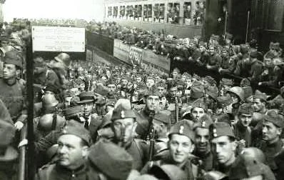 29. August 1939: Beginn der Kriegsmobilmachung in der Schweiz. Als erstes werden die Grenztruppen aufgeboten. Am 2. September 1939 folgt die allgemeine Mobilmachung. 450‘000 Soldaten rücken zum Aktivdienst ein. 10‘000 Frauen werden zum Frauenhilfsdienst aufgeboten. Das Bild wurde im Bahnhof Basel aufgenommen. (Foto: Staatsarchiv Basel-Stadt)