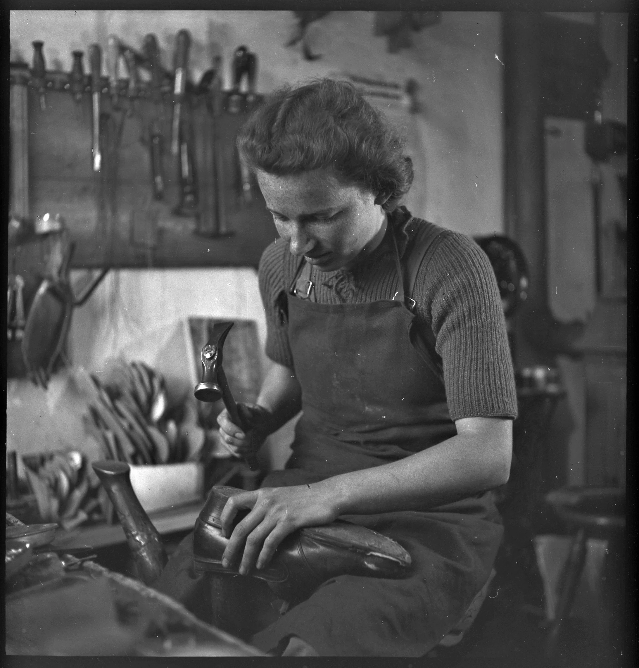 Die erste Schuhmacherin der Schweiz, 1944, Lachen (SZ), Foto: PDL.
© Schweizerisches Nationalmuseum