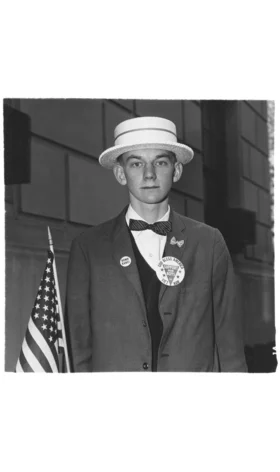 Diane Arbus
Boy with a straw hat waiting to march in a pro-war parade, N.Y.C. 1967 (Junge mit Strohhut vor dem Abmarsch einer Parade von Kriegsbefürwortern, New York City 1967)
© The Estate of Diane Arbus