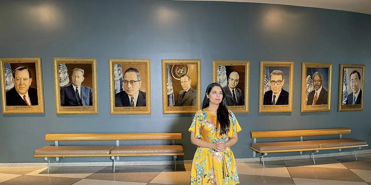 Arora Akanksha mit acht der bisherigen UN-Generalsekretäre (es fehlt der jetzige António Guterres) (Foto: Twitter Arora Akanksha)