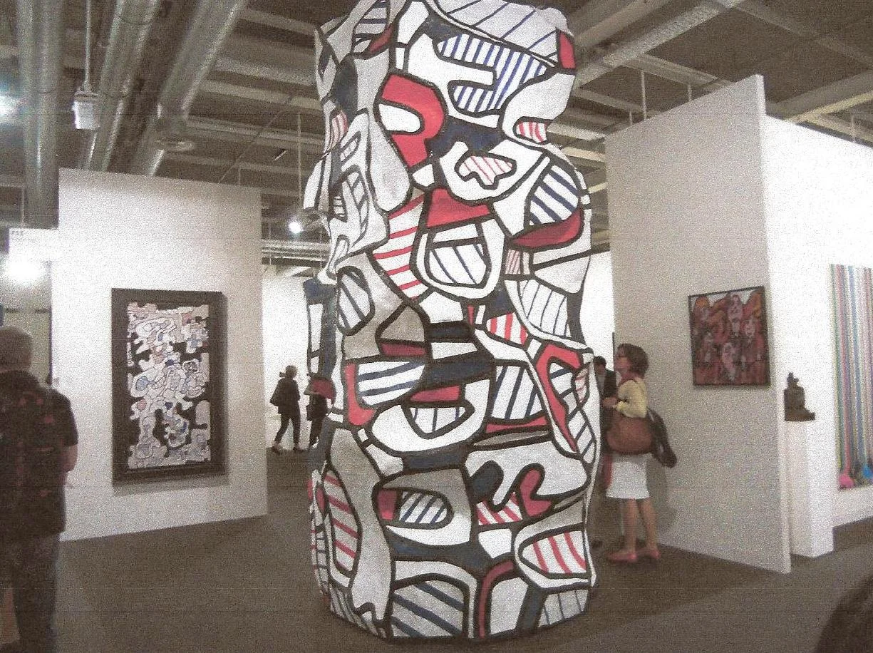 Die Monumentalität der Art Basel widerspiegelt sich nicht selten in gewissen Ausstellungsobjekten: Hier die über vier Meter hohe Plastik  „Tour aux récits“ von Jean Dubuffet  bei Waddington Custot aus London. Preis: 1.9 Mio. Dollar.  
Bild: André Pfenninger