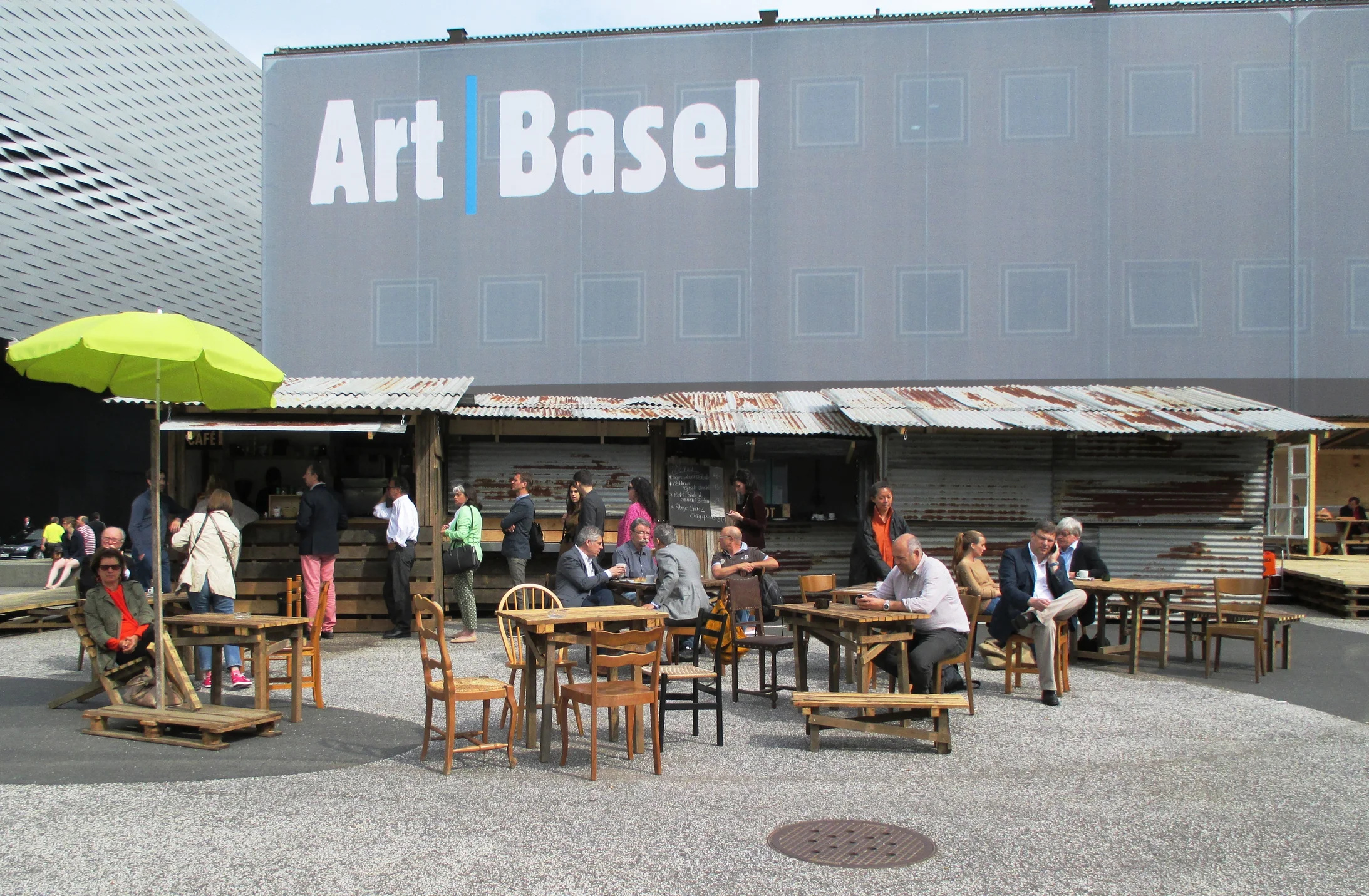 Die Favela-Hütten des Japaners Tadashi Kawamata auf dem Messeplatz. (Bild: André Pfenninger)