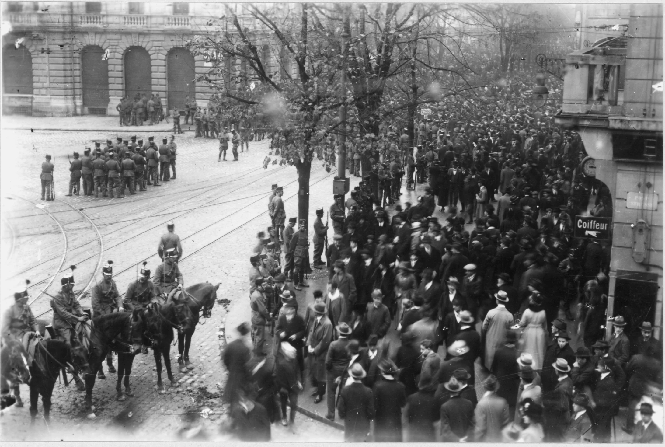 Der Paradeplatz in Zürich während des Landesstreiks. (Foto: Wilhelm Galla/Baugeschichtliches Archiv)