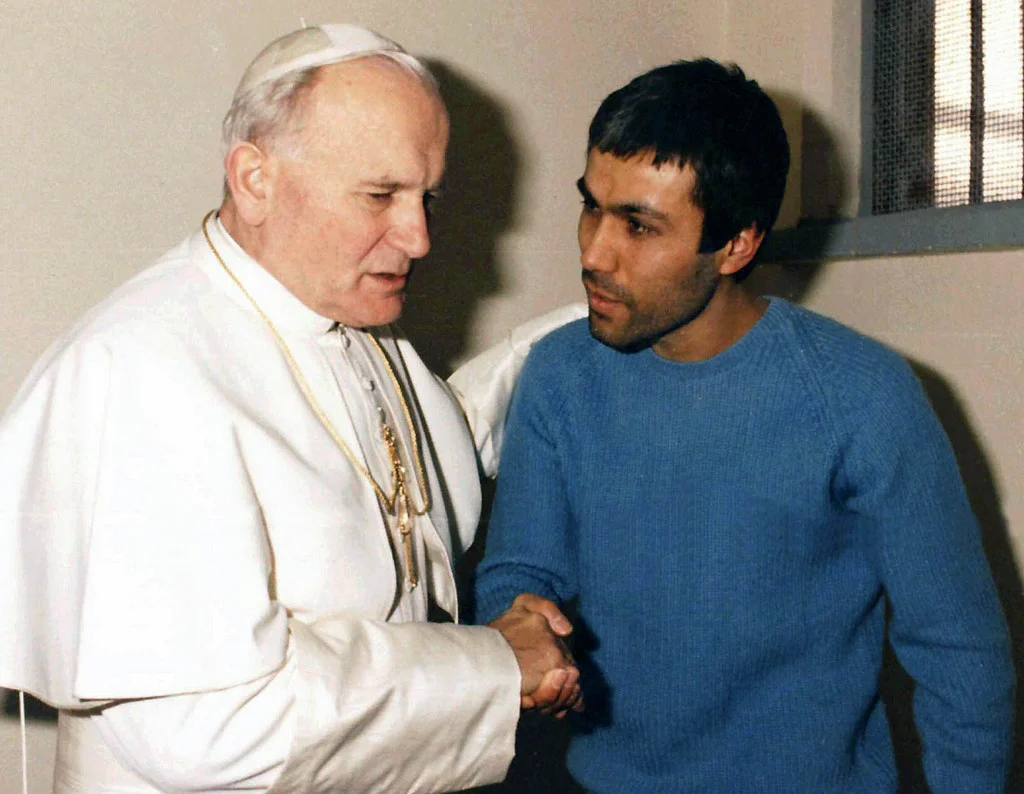 Am 27. Dezember 1983 besucht der Papst Mehmet Ali Ağca im Gefängnis in Rom und vergiebt ihm. Ali Ağca wird im Jahr 2000 amnestiert und in die Türkei ausgeliefert, wo er wegen Mordes an einem Journalisten zunächst zum Tode und dann zu lebenslanger Haft verurteilt wurde. Seit 2010 ist er ein freier Mann. (Foto: Keystone/AP/Arturo Mari)