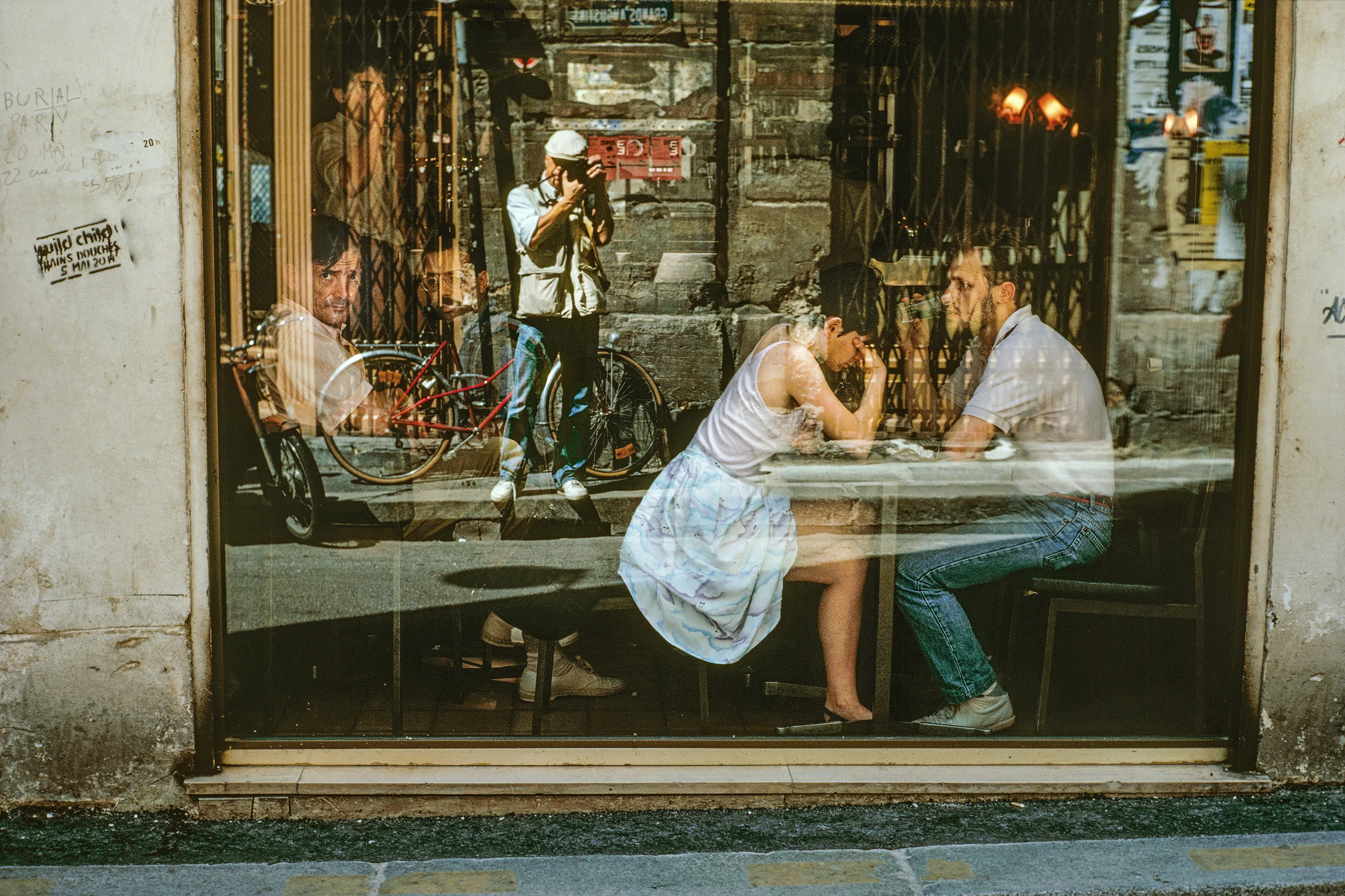 Café, Rue Des Grands Augustins, 1986 © William Albert Allert / Edition Lammerhuber