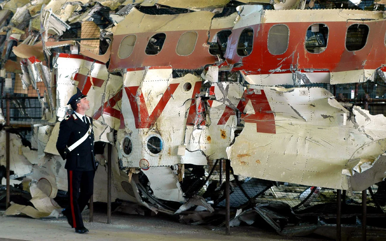 Trümmer der abgeschossenen DC-9 in einem Hangar in Pratica di Mare bei Rom, 2003 (Foto: Keystone/AP/Emiliano Grillotti)
