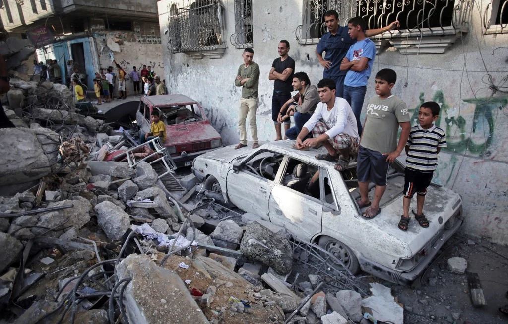 Palästinenser auf den Trümmern ihres Hauses im Rafah-Flüchtlingscamp im Gaza-Streifen. Fünf Mitglieder der Familie Ghannam sind bei dem israelischen Raketenangriff ums Leben gekommen. Israel bezeichnet die Luftschläge als Vergeltung für die Raketenangriffe der Hamas. 
(Foto: Keystone/AP/Khalil Hamra, File)