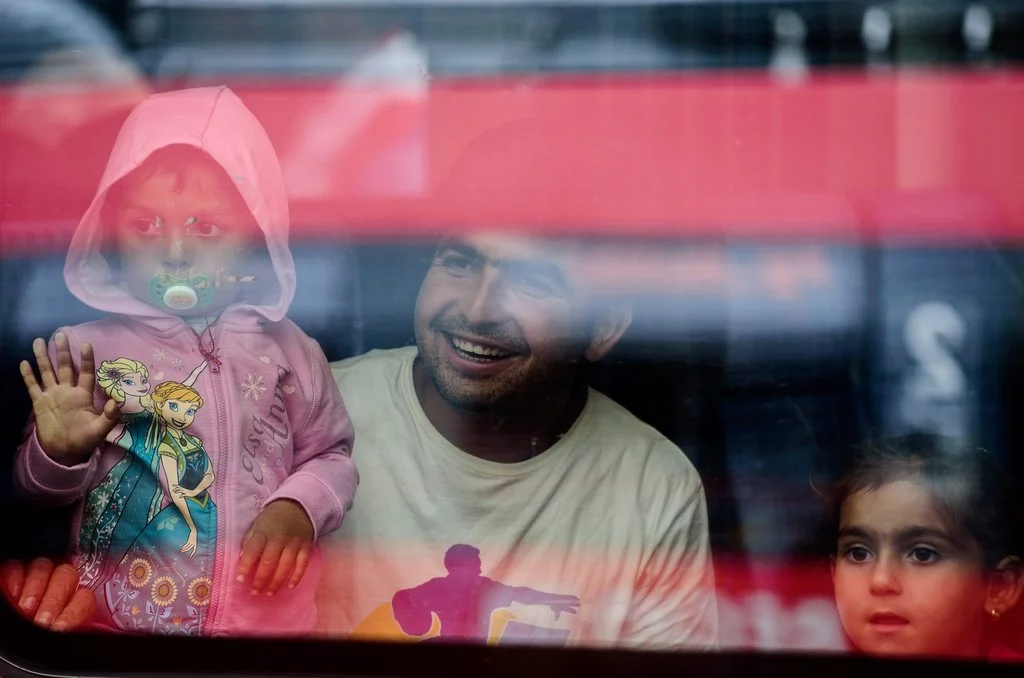 Freudige Gesichter, dem Krieg in Syrien entronnen: Ankunft einer Flüchtlingsfamilie im Müncher Hauptbahnhof. (Foto: Keystone/EPA/Nicolas Armer)