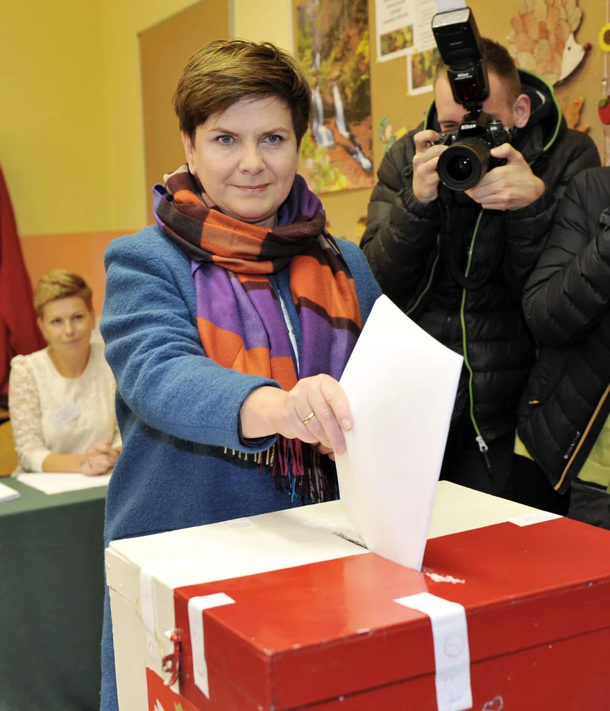 Beata Szydlo bei der Stimmabgabe am Sonntag in Przecieszyn (Foto: Keystone/AP)