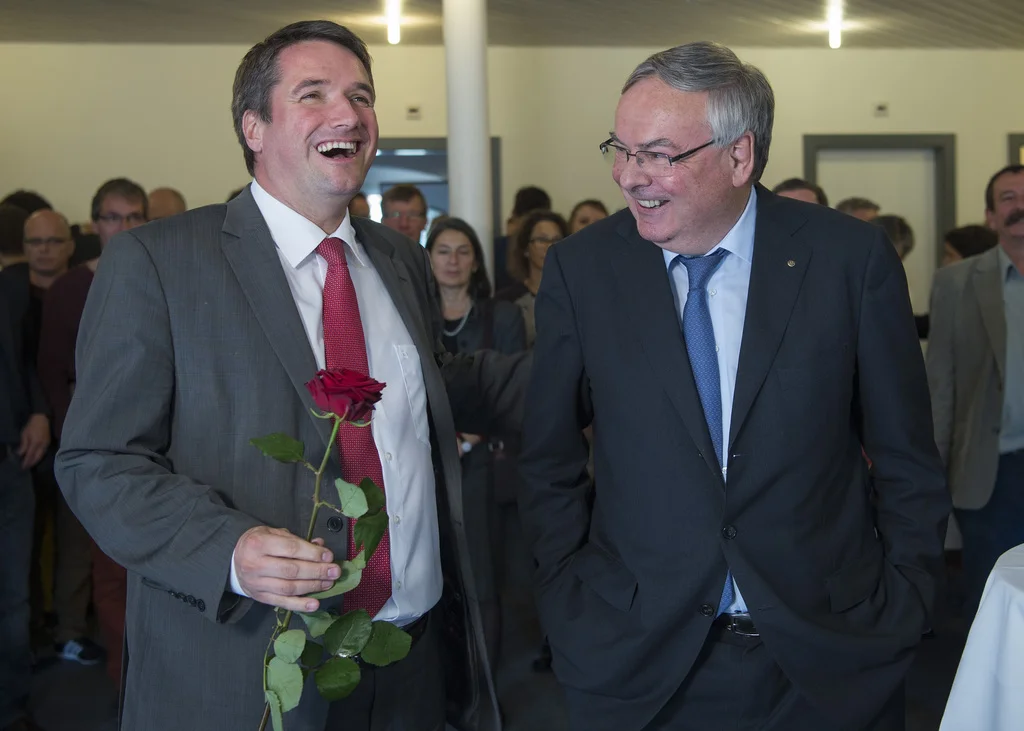 Der lachende SP-Präsident. Mit ihm lacht auch SVP-Kandidat Jean-François Rime, der eigentlich nichts zu lachen hat. (Foto: Keystone/Lukas Lehmann)