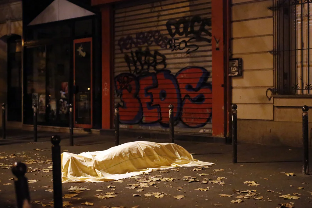 Ein Opfer der Schiesserei im "Bataclan" (Foto: Keystone/AP/JerômeDelay)