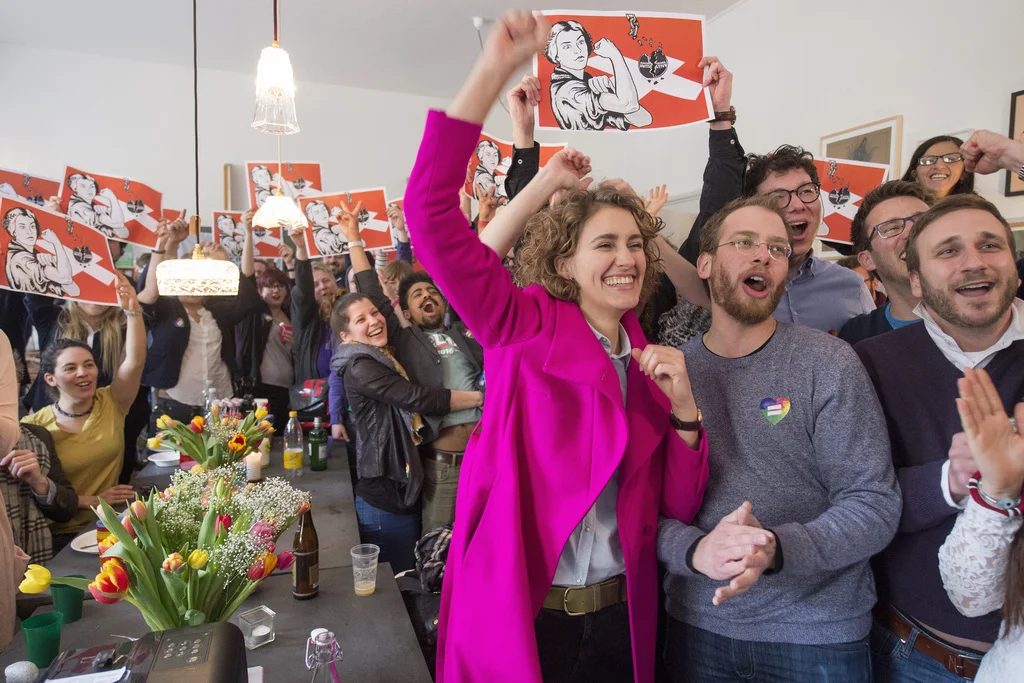 Blamage für die SVP, Jubel bei den Gegnern der Durchsetzungsinitiative. Im Bild Flavia Kleiner vom NGO-Komitee mit Gleichgesinnten in Bern. (Foto: Keystone/Lukas Lehmann)