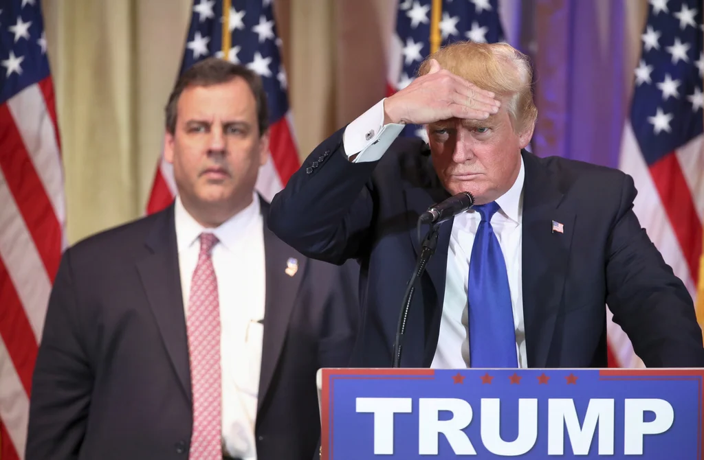 Donald Trump und Hillary Clinton triumphieren am Super Tuesday. Erwarungsgemäss. Trump befindet sich bereits auf einer Wahlkampftournee in Florida, wo in 14 Tagen gewählt wird. Das Bild zeigt ihn in Palm Beach zusammen mit Chris Christie, dem Gouverneur von New Jersey, der sich auf Trumps Seite geschlagen hat. (Foto: Keystone/AP/Andrew Harnik)
