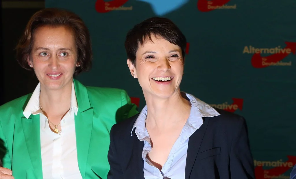 Triumph für Frauke Petry (rechts), die Parteichefin der rechtsnationalen, populistischen "Alternative für Deutschland" (AfD). Bei den Landtagswahlen in Baden-Württemberg, Rheinland-Pfalz und Sachsen-Anhalt erzielt ihre Partei zweistellige Ergebnisse. In Sachsen-Anhalt kann sie fast einen Viertel der Wähler gewinnen. Im Bild Petry am Wahlabend mit ihrer Stellvertreterin Beatrix von Storch. (Foto: Keystone/EPA/Wolfgang Kumm)