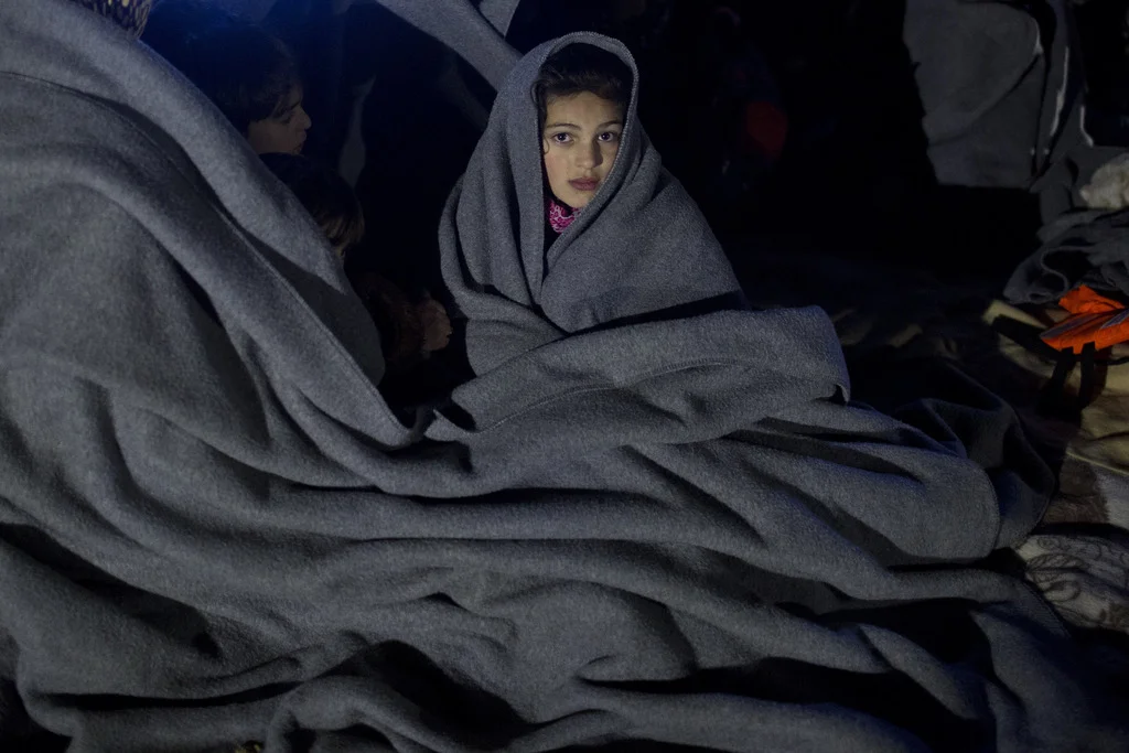 Dieses Flüchtlingsmädchen ist am Sonntag auf der griechischen Insel Lesbos angekommen. Zusammen mit ihrer Familie überquerte sie in einem überfüllten Boot von der Türkei kommend das Ägäische Meer. (Foto: Keystone/AP/Petros Giannakouris)