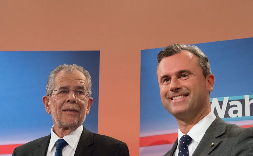 Alexander Van der Bellen (links) und Norbert Hofer am Sonntagabend im ORF-Studio in Wien. (Foto: Keystone/EPA/Christian Bruna)