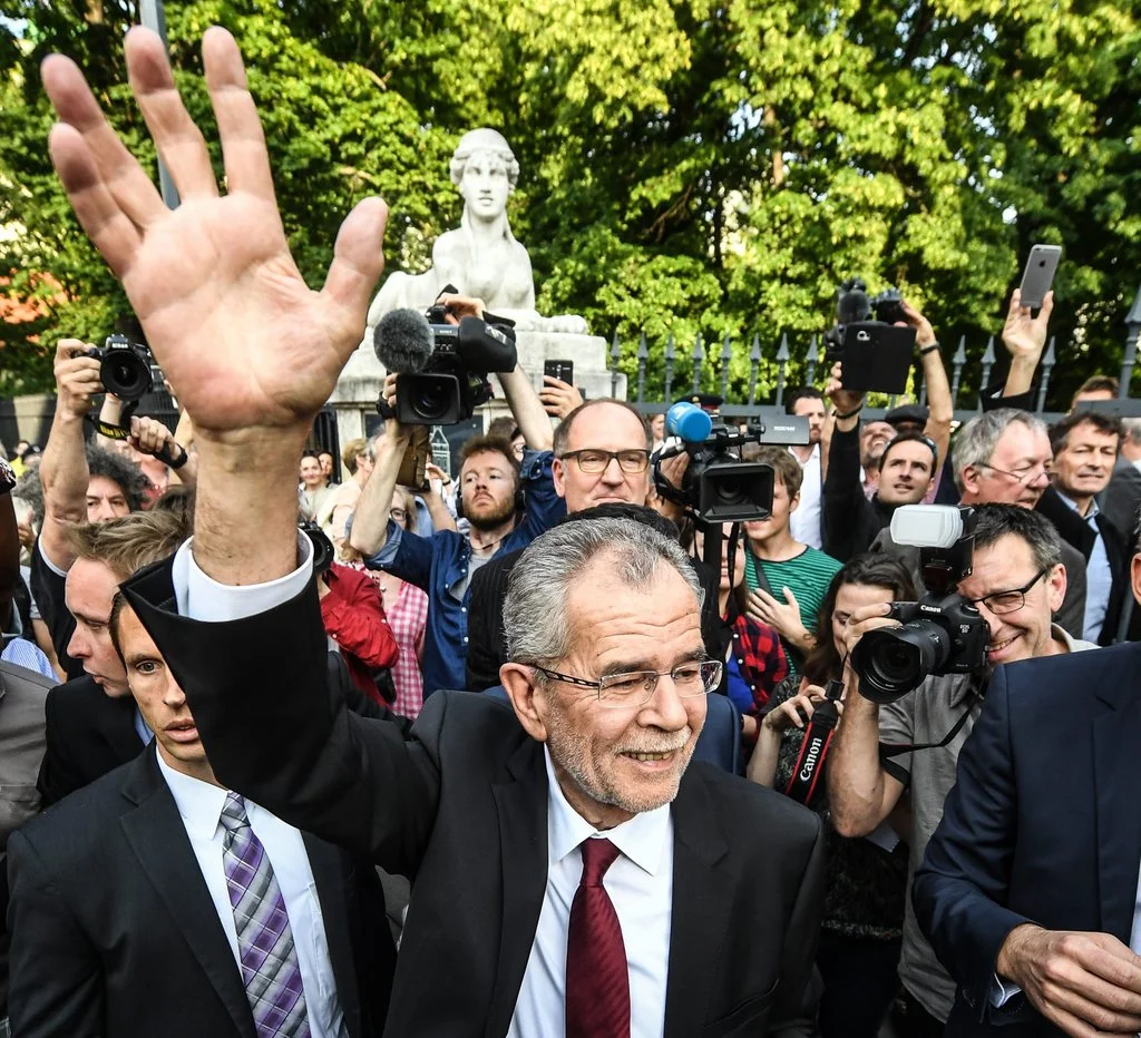 Alexander Van der Bellen, Österreichs neuer Bundespräsident, vor dem Palais Schönburg nach Bekanntgabe des Schlussergebnisses. (Foto: Keystone/EPA/Christian Bruna)
