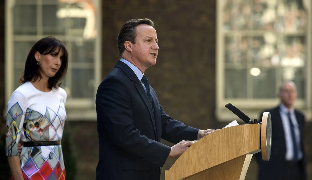 Kurz nach Bekanntgabe des Schlussergebnisses tritt Premierminister David Cameron (hier mit seiner Frau Samantha) in der Downing Street vor die Medien und gibt seinen Rücktritt bekannt. (Foto: Keystone/EPA/Will Oliver)
