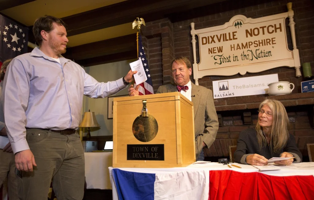 Clay Smith, der erste Amerikaner, der die Stimme in die Urne legt. (Foto: Keystone/AP/Jim Cole)
