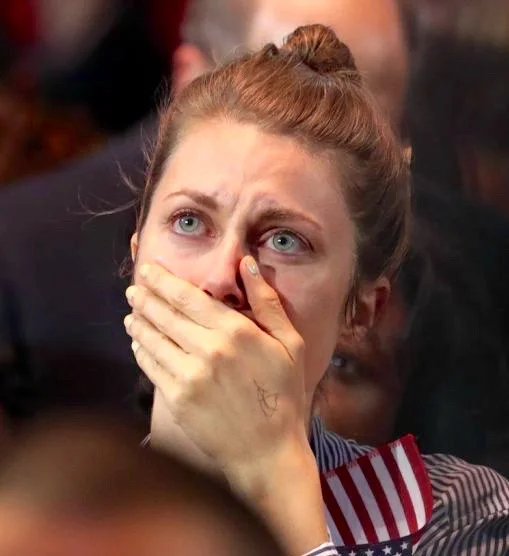 Eine Demokratin verfolgt die Wahl auf einem Grossbildschirm im Jacob K. Javits Convention Center in New York (Foto: Keystone/EPA/Justin Lane)