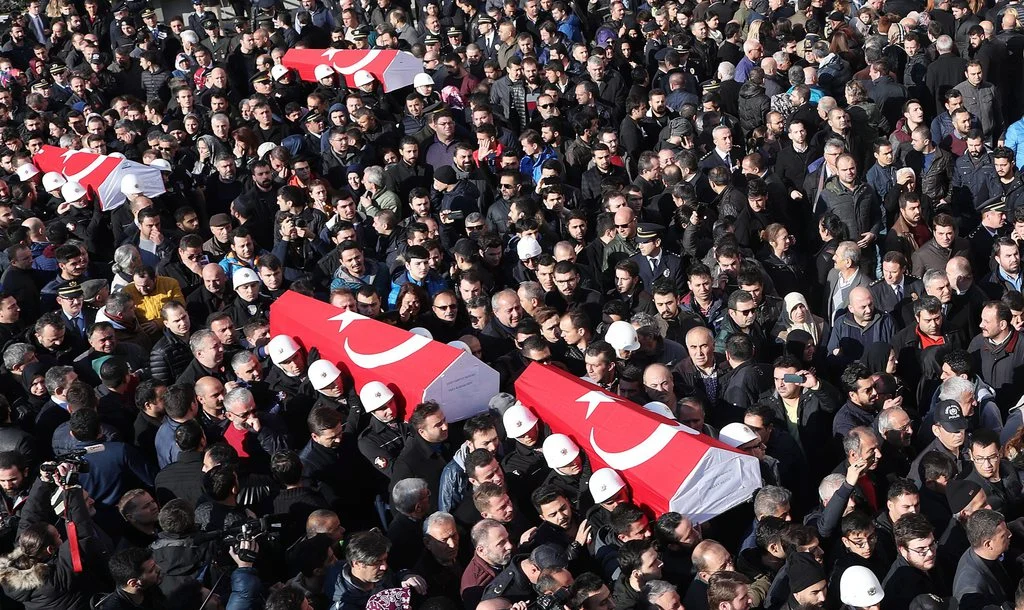 Feuerwehrleute und Polizisten tragen am Sonntag die Särge mit ihren getöteten Kollegen durch eine Menschenmenge. (Foto: Keystone/EPA/Sedat)
