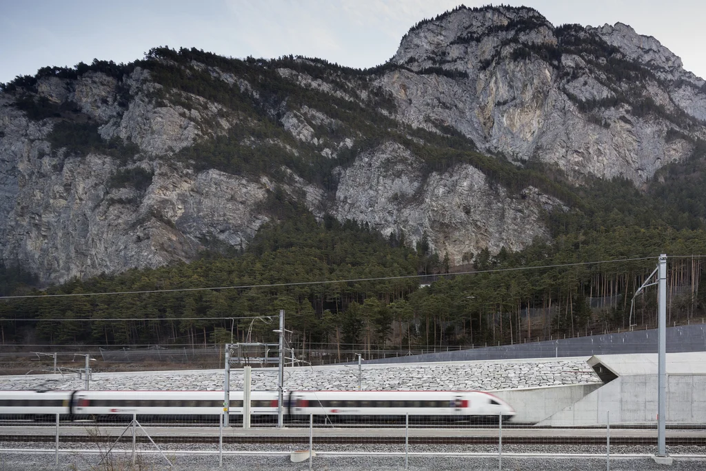 Sonntagmorgen: Ein Personenzug der SBB fährt bei Erstfeld ins Nordportal des Gotthard-Basistunnels, der eben für den regulären Verkehr freigegebenen worden ist. (Foto: Keystone/Gaetan Bally)
