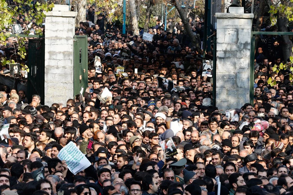 Hunderttausende nehmen am Dienstag am Begräbnis des am Sonntag mit 82 Jahren verstorbenen  Ali Akbar Hashemi Rafsandschani teil. (Foto: Keystone/EPA/Abedin Taherkenareh)
