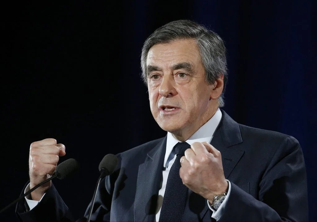 Mit geballten Fäusten: François Fillon am Donnerstag an einer Wahlveranstaltung in Charleville-Mezieres. (Foto: Keystone/EPA/Julien Warnand)
