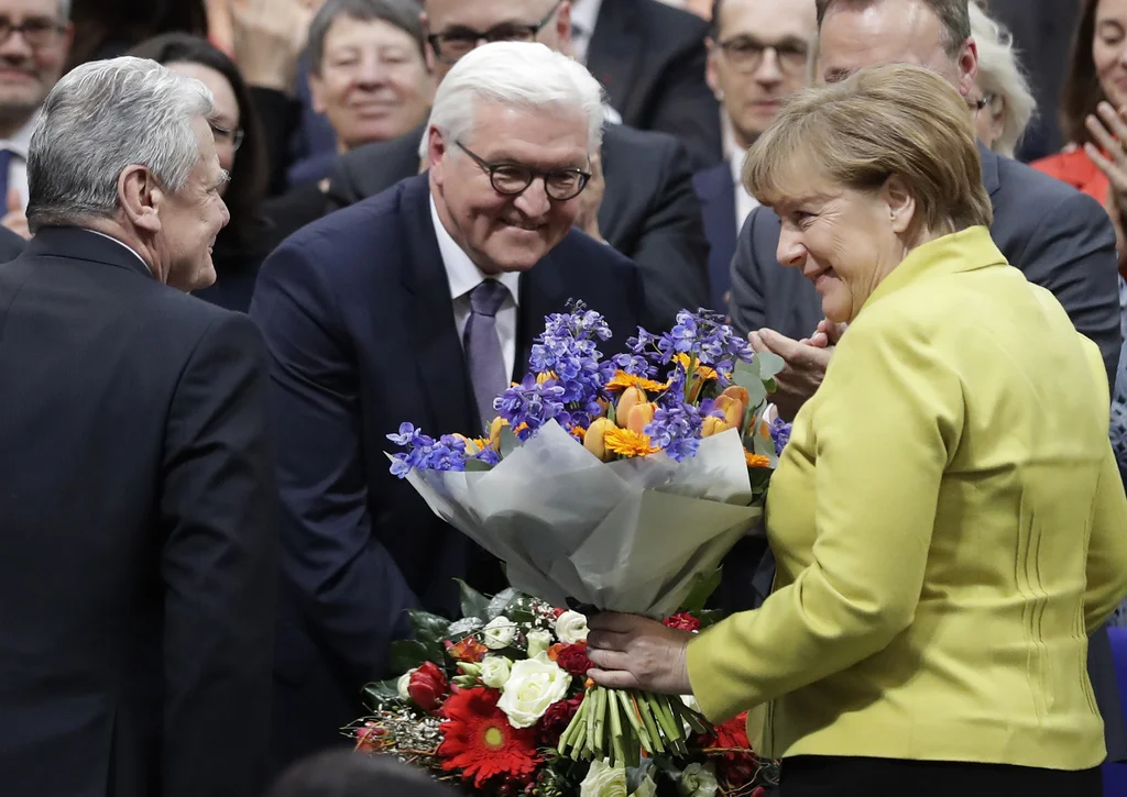 Steinmeier nach der Wahl. Links der abtretende Joachik Gauck, rechts Kanzlerin Angela Merkel (Foto: Keystone/AP/Markus Schreiber)
