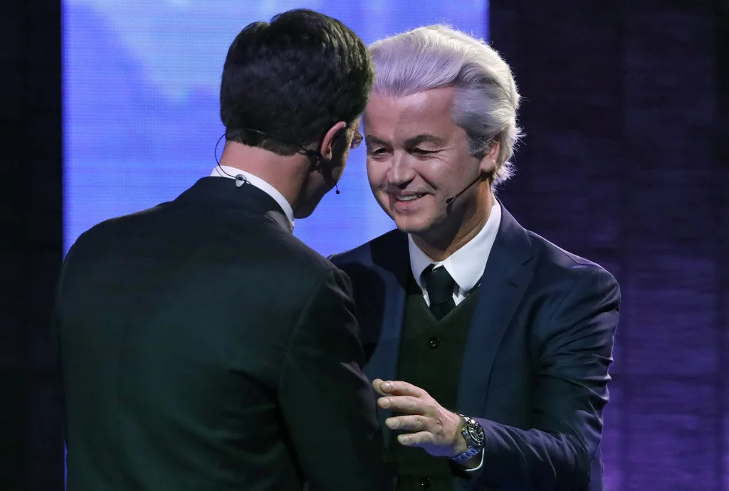 Charmante Todfeinde: Der niederländische Rechtspopulist Geert Wilders begrüsst am Montag den amtierenden Ministerpräsidenten Mark Rutte in der Erasmus Universität in Rotterdam vor dem ersten Fernsehduell der beiden. (Foto: Keystone/Yves Hermann/Pool/AP)