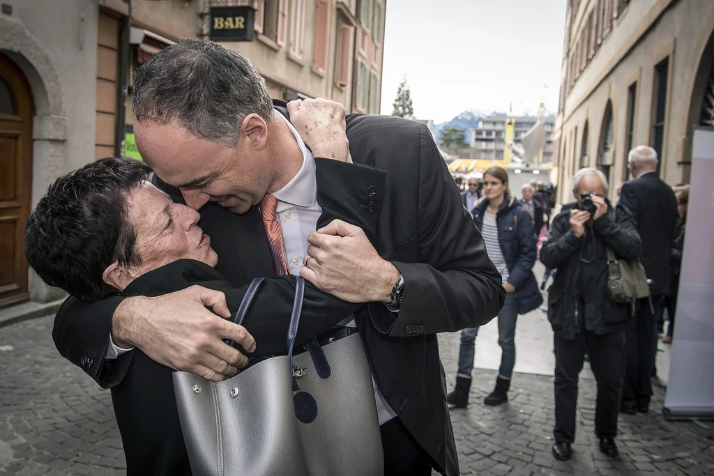 Darbellay mit seiner Mutter in den Strassen von Sitten nach Bekanntgabe des Ergebnisses. (Foto: Keystone/Olivier Maire)