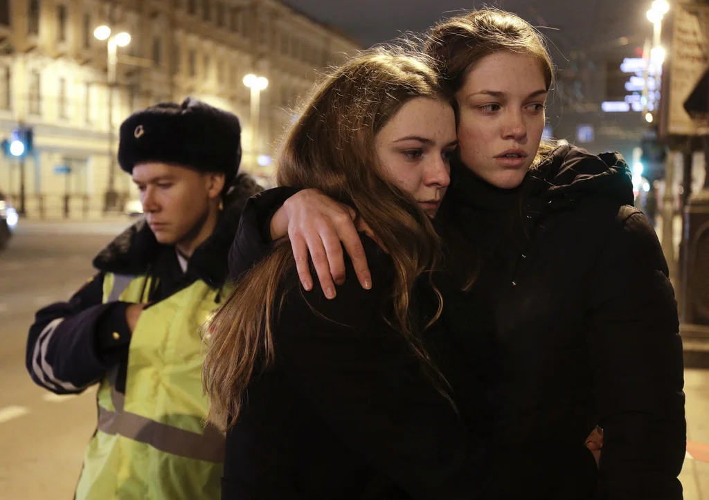 Nach dem Anschlag: Konsternation in Sankt Petersburg. (Foto: Keystone/AP/Dmitri Lovetesky)