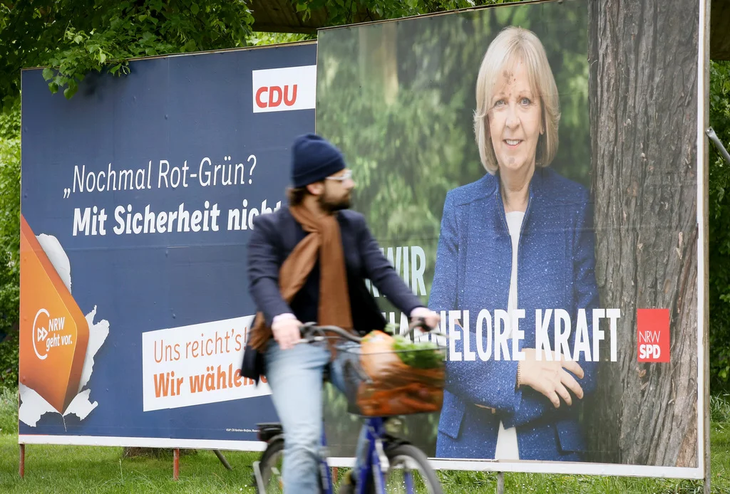 Nach der Schlappe der SPD in Schleswig-Holstein geht es bei den Landtagswahlen am kommenden Sonntag in Nordrhein-Westfalen für die Sozialdemokraten um viel. Wird es Hannelore Kraft gelingen, die Schmach der SPD zu lindern? Das Bild stammt aus Düsseldorf. (Foto: Keystone/DPA/Martin Gerten)