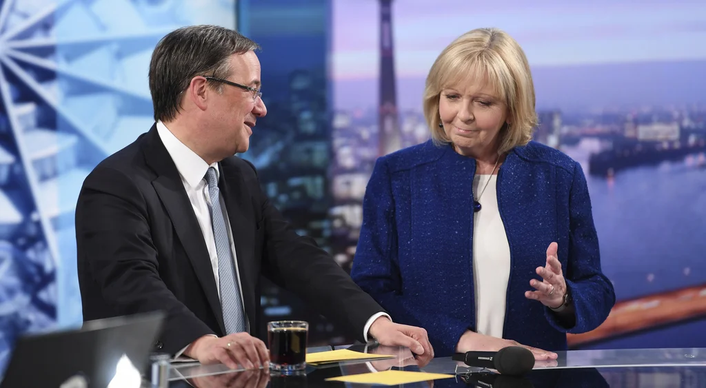 Der Sieger und die Verliererin. Armin Laschet (CDU) und Hannelore Kraft (SPD) am Sonntagabend im Wahlstudio der ARD in Düsseldorf. (Foto. Keystone/DPA/Marius Becker)