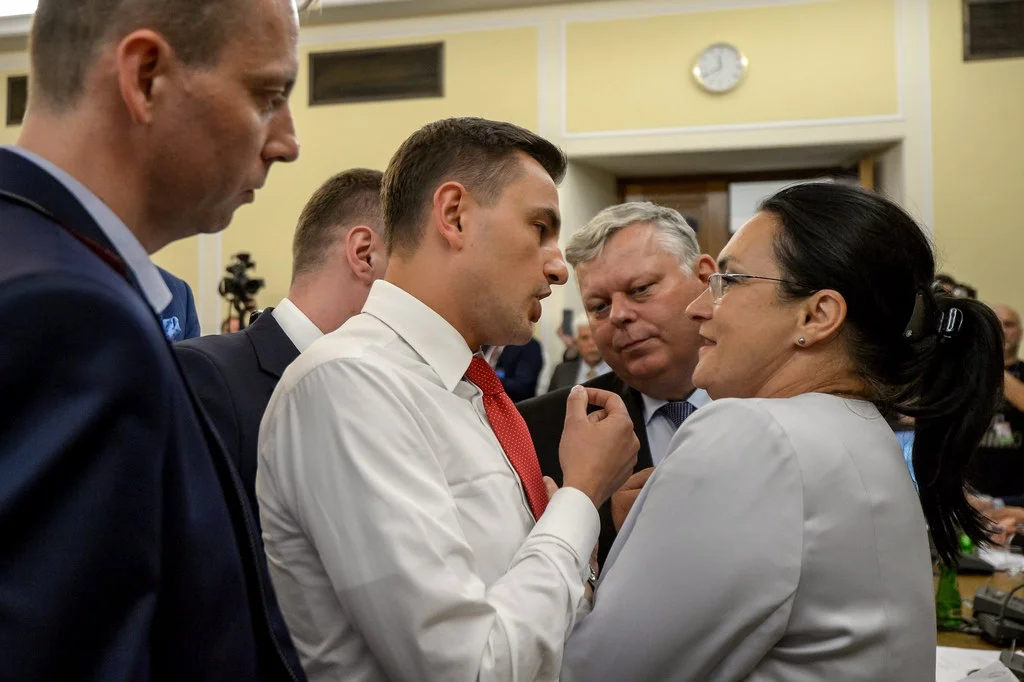 Die Mitglieder der regierenden PiS-Partei Marek Suski (m) und Izabela Kloc (r) diskutieren mit dem Vertreter der Bürgerplattform PO, Arkadiusz Myrcha (2. v. l.) während der nächtlichen Sitzung der Justizkommission des Sejm am frühen Donnerstag. Die Kommission verwarf alle Änderungsanträge der Opposition. Die EU hatte schon zuvor ihre Besorgnis über die bedrohte Unabhängigkeit der Justiz in Polen geäussert. (Foto: Keystone/EPA PAP, Marcin Obrara)