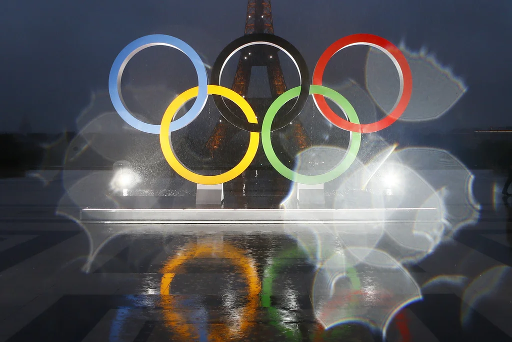 Verregnete Olympia-Ankündigung auf dem Pariser Trocadéro am Mittwoch, 13. September (Foto: Keystone/AP, François Mori)