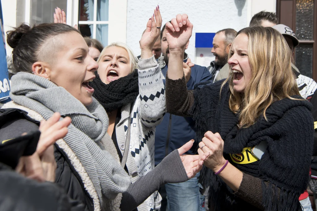 Pro-bernische Militante feiern ihren Sieg vor dem „Hotel du Jura“ im bernjurassischen Sorvilier. (Foto: Keystone/Anthony Anex)

