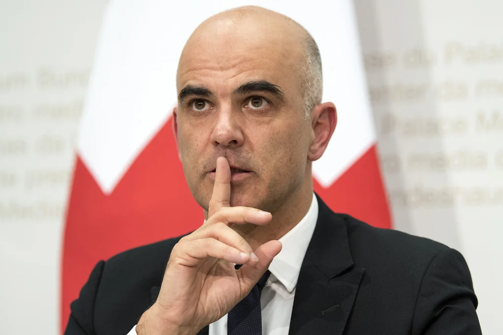 Der Verlierer: Bundesrat Alain Berset will jetzt alle Akteure zu einem Treffen einladen, um zu beraten, wie es mit der Altersvorsorge weitergeht. An einer Medienkonferenz in Bern erklärte Berset am Sonntagabend, er selbst sei weiterhin hochmotivert. Der jetzt gescheiterte Kompromiss sei ein Gemeinschaftswerk zwischen Regierung und Parlament gewesen. Nun stünden unsere Institutionen vor der Hausforderung, eine mehrheitsfähige Reform zustandezubringen. (Foto: Keystone/Peter Schneider)