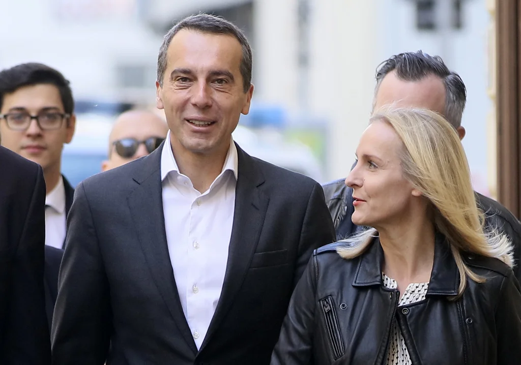 Der österreichische Bundeskanzler und SPÖ-Spitzenkandidat Christian Kern und seine Frau Eveline Steinberger-Kern am Sonntagmorgen vor der Stimmabgabe in Wien. (Foto: Keystone/AP/Ronald Zak)
