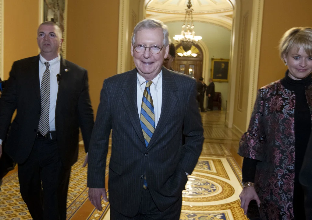 Eigentlich hätte er nichts zu lachen: Der republikanische Mehrheitsführer im Senat, Mitch McConnell (Kentucky), nach dem Shutdown am Samstag früh. (Keystone/AP/Luis Magana)